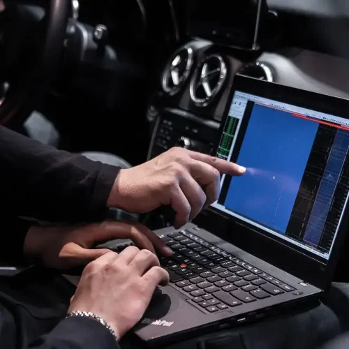 shiftech-reprogrammation-moteur-voiture-ingenieur-ordinateur-homme-2250